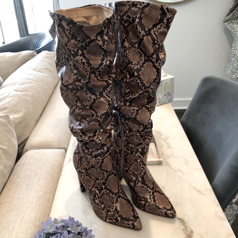 Gorgeous Women’s Embossed Python Vegan Boots Size… - image 8